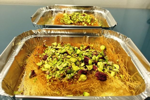 Ο Μαζέντ Αλομαρί είναι υπεύθυνος για τις συνταγές και για την καλή λειτουργία του μαγαζιού, photo: Κική Τριανταφύλλη