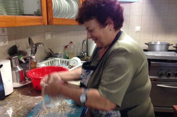 Τα ματσάτα με κατσικάκι κοκκινιστό είναι παραδοσιακό φολεγανδρίτικο φαγητό, photo: Κική Τριανταφύλλη