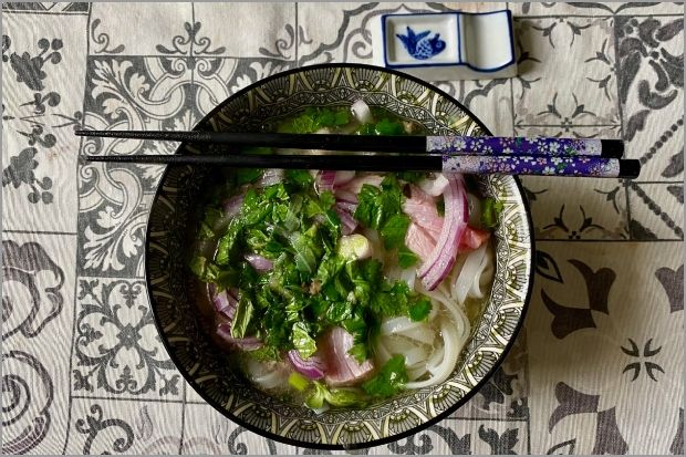 Το ωμό κρέας μαραίνεται όταν πέσει πάνω του ο καυτός ωμός (photo: Κική Τριανταφύλλη)