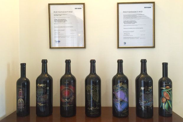 Σε πρόσφατο δημοσιογραφικό ταξίδι στη Δράμα, ο Γεράσιμος λαζαρίδης (γιος του Κώστα) μας παρουσιάζει τα κρασιά του Κτήματος, photo: Κική Τριανταφύλλη