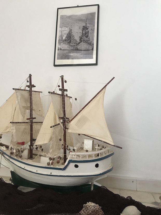 Ενα αντίγραφο κάτω από τη φωτογραφία του σφουγγαράδικου «Παβόνε» στο ξενοδοχείο «Αναστασία»