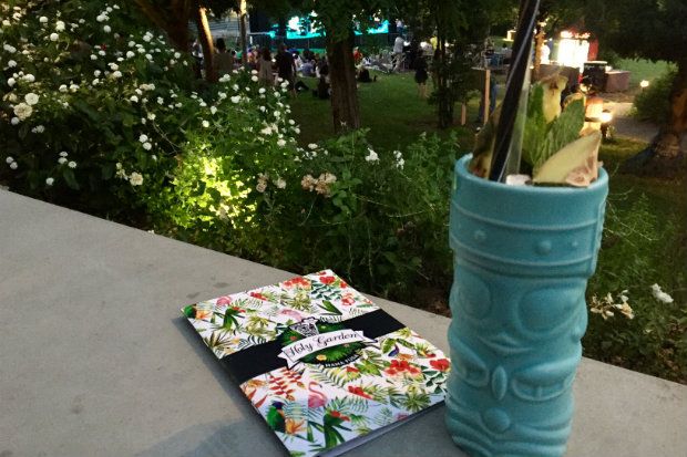 Στον κήπο του εστιατορίου Mama Fuga έχει εγκατασταθεί το μπαρ Holy Garden [photo: Κική Τριανταφύλλη]