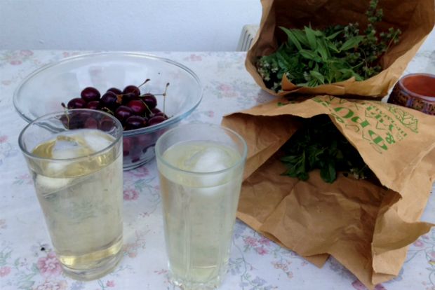 Μαύρα ντοματάκια / φωτό: Κική Τριανταφύλλη