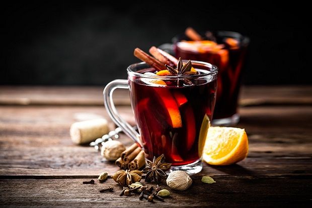 Στην υγειά σας! Με γλυκό κόκκινο κρασί (Shutterstock)