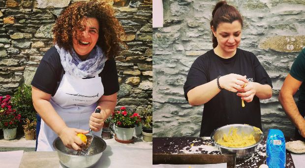 Όλοι προσηλωμένοι, καθισμένοι σε καρεκλάκια και πεζούλια