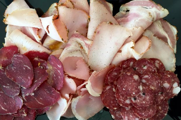 Στην παραλία της Αχαραβής, στο ατμοσφαιρικό Barden, δοκιμάσαμε τα ωραία κοκτέιλ του Ανδρέα Κοντοστάνου, photo: Κική Τριανταφύλλη