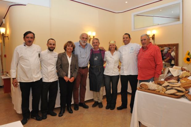 O Δημήτρης Ρουσουνέλος, συγγραφέας και ιδρυτής της Λέσχης Γαστρονομίας Μυκόνου