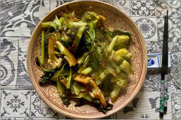 Ζεστή σαλάτα με ελαφρώς βρασμένα λαχανικά και σάλτσα σόγιας (photo: Κική Τριανταφύλλη)