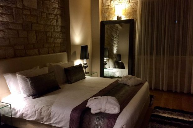 Η θέα από το μπαλκόνι ανάμεσα στα δύο πέτρινα κτίρια του ξενοδοχείου [photo:Κική Τριανταφύλλη]