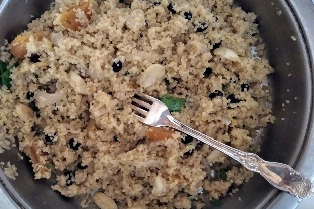 Ανακατεύουμε το κουσκούς με το πιρούνι για να αφρατέψει (photo: Κική Τριανταφύλλη)