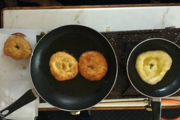 Αντζελίνα Καλογεροπούλου και Ιωάννα Σταμούλου ζυμώνουν ακολουθώντας πιστά τις οδηγίες της Πόπης / φωτό: Δημήτρης Μπούτος