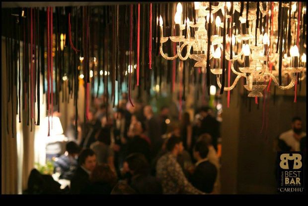 Πάνος Δεληγιάννης και οι Most Influential Bartenders of 2015 (o Νίκος Σουρμπάτης παραλαμβάνει το βραβείο του αδελφού του Αλέξανδρου). Πρώτοι μεταξύ ίσων φέτος το δίδυμο Clumsies! photo: Panos Smirniotis