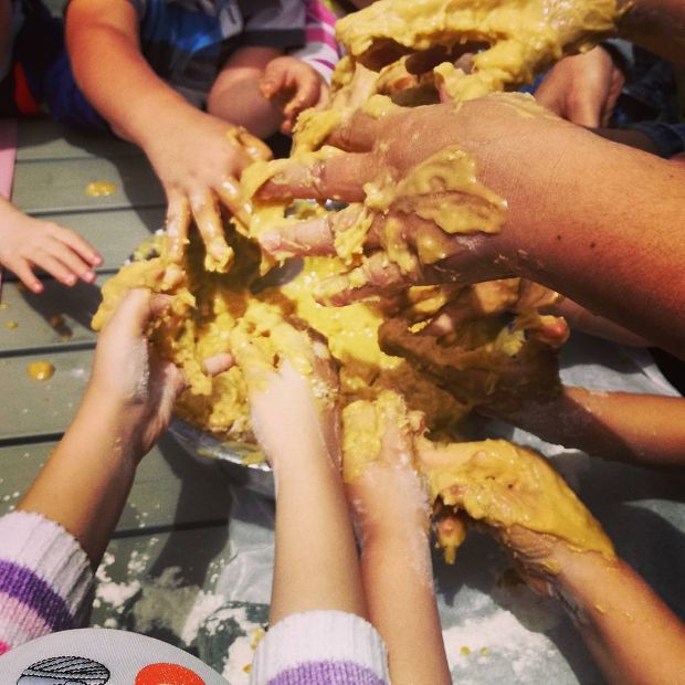 Από αριστερά: Γεωργία Κουτσούκου και Γιάννα Μπαλαφούτη καθοδηγούν τους μπόμπιρες στο ζύμωμα