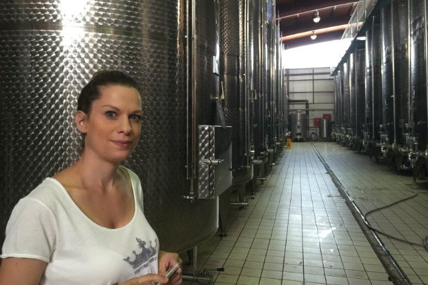 Τραπέζι διακοσμημένο με σταφύλια, κληματόφυλλα και βάζα με αγριολούλουδα από τον κήπο του κτήματος, photo: Κική Τριανταφύλλη