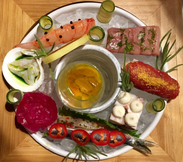 Χτένια με φάβα, λάιμ, πέρλες από κουρκούτι, λάχανο και αρμπαρόριζα [photo: Κική Τριανταφύλλη]