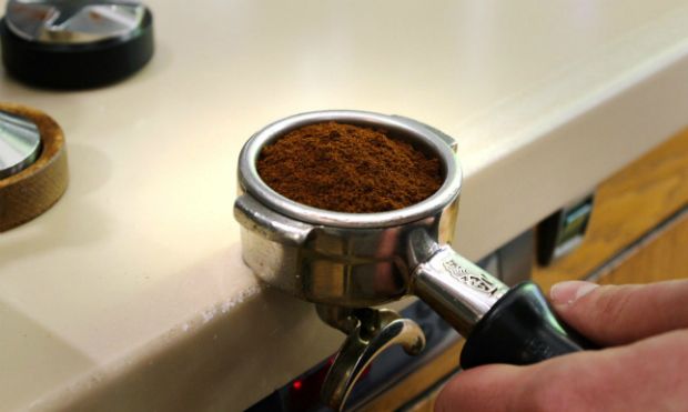 Ενας espresso «στο πόδι», μια ιταλική συνήθεια που έγινε ελληνική (photo:Ελένη Κατρακαλίδη)