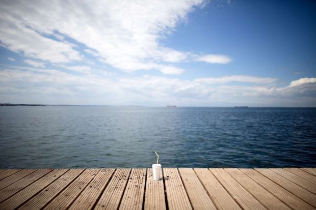 Καφετζής μεταφέρει καφέ με τον παραδοσιακό τρόπο (Konstantinos Tsakalidis / SOOC)