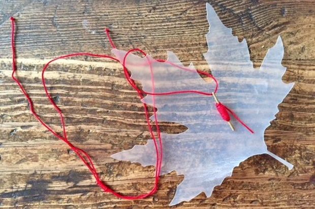 Ο Πάνος Ιωαννίδης (δεξιά), ο Νίκος Κωστιδάκης (αριστερά) και στο βάθος ο Γιάννης Ζυγομαλάς ενώ ετοιμάζουν τα πιάτα του δείπνου