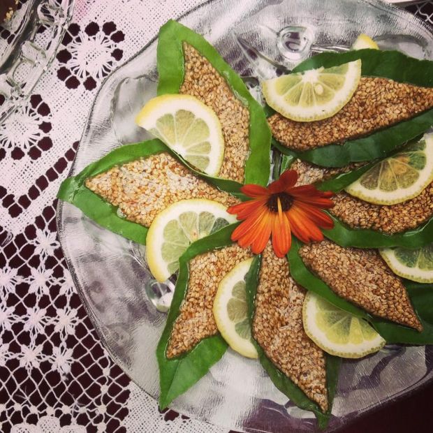 Κλεφτές ματιές στην κουζίνα, ανάμεσα σε κεφτέδες, μπακαλιαράκια και σκορδαλιές