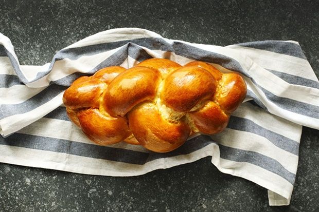 Πολίτικο τσουρέκι και κουλουράκια σμυρνέικα [Shutterstock]