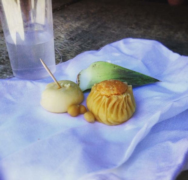 Παστέλια σε λεμονόφυλλα, ένα από τα τυπικά κεράσματα του νησιού, όπως μας το πρόσφεραν στις αυλές του Κουμάρου