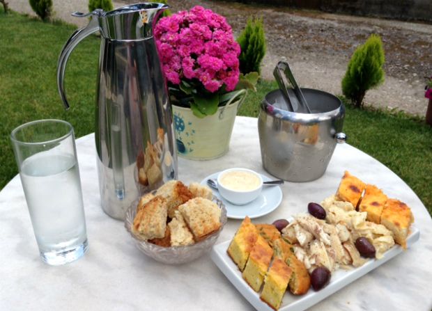 Ο "ψαρούλης" φυλάει το μικρό μποστάνι στην άκρη του κτήματος / φωτό: Κική Τριανταφύλλη