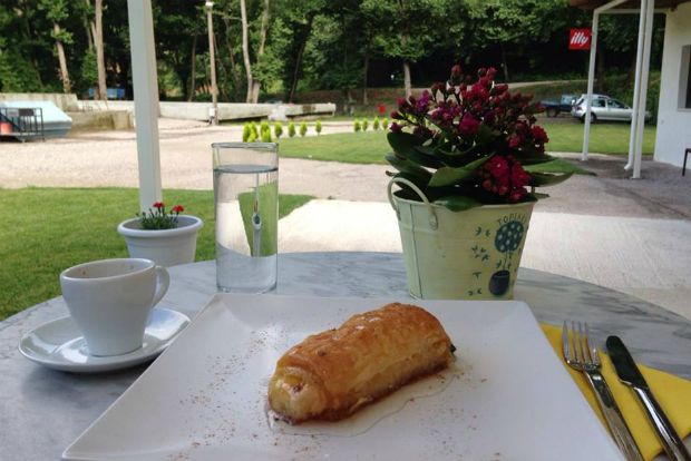 Φρέσκο ζυμωτό ψωμί και λαχταριστοί μεζέδες / φωτό: Κική Τριανταφύλλη