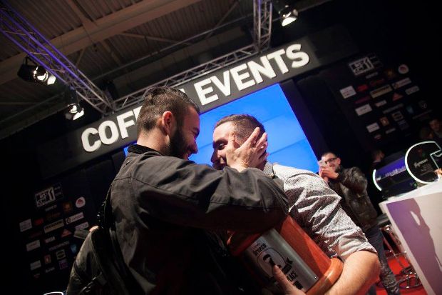 Kαφές με γλυκιά επίγευση από την Κολομβία σερβιρισμένος όπως ταιριάζει σε ένα τόσο ιδιαίτερο απόσταγμα στο Taf (Taf coffee/Facebook)