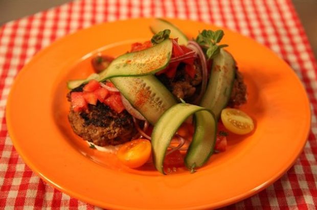 Αφράτα μπιφτέκια και το παιχνίδι στη σαλάτα