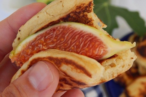 Αφράτες τηγανίτες με φρέσκα σύκα και μέλι