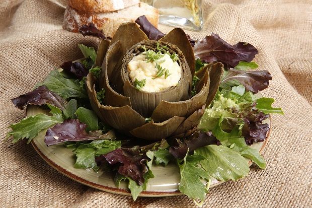 Αγκινάρες με σάλτσα ολαντέζ, της Τζούλια Τσάιλντ