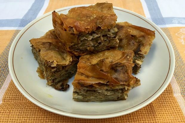 Αλάδωτη χορτόπιτα με καρύδια