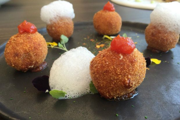 Αλμυρά λουκουμαδάκια με μαρμελάδα τομάτας, Kastri Bistro