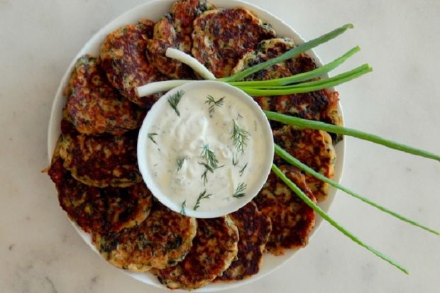 Αλμυρές τηγανίτες με σπανάκι, μυρωδικά και ντιπ γιαουρτιού