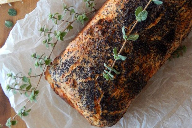 Αλμυρό και μεγαλειώδες κέικ παρμεζάνας μυρωδικών και σκόρδου