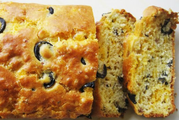 Αλμυρό κέικ με τυρί, ελιές και μπέικον