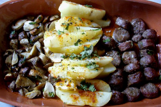 Από την Τσαγκαράδα: Λουκάνικο σε παραλλαγές