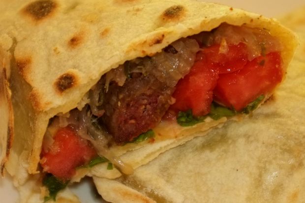 Αραβική πίτα με σουτζούκι και παρελκόμενα
