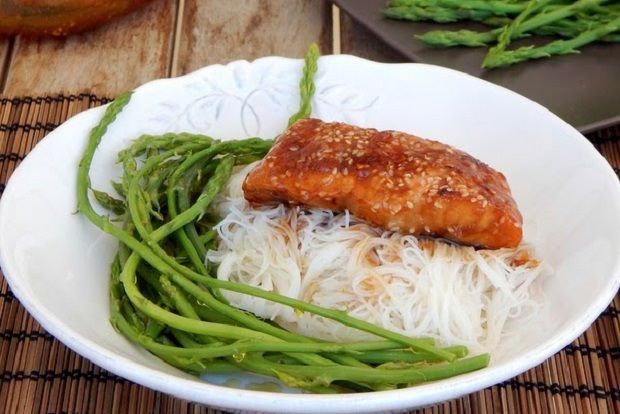 Ασιατικός σολομός με νούντλς ρυζιού