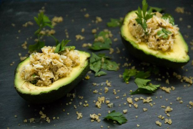 Αβοκάντο με καβούρι και κινόα