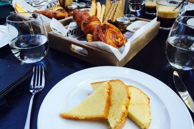 Αυγά ποσέ με καπνιστό σολομό και σάλτσα μπεαρνέζ