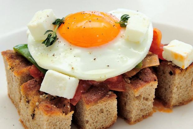 Αυγό με προπύρα: brunch σπετσιώτικο, του Σταμάτη Μαρμαρινού