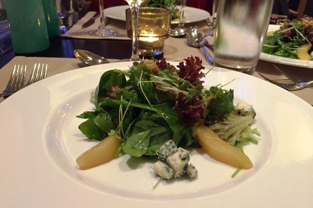 Baby πράσινη σαλάτα με αχλάδια στο τεφάλ