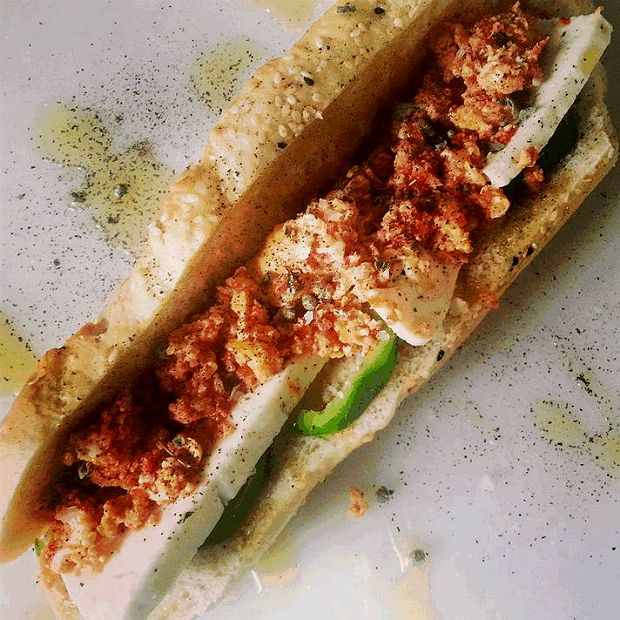 Brunch αλά κρητικά: σάντουιτς ντοματοσφούγγατο