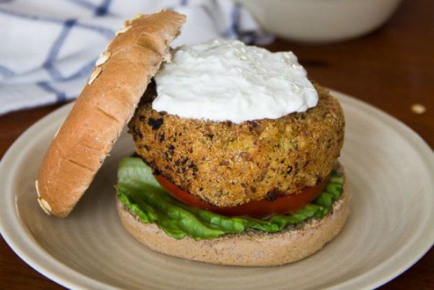 Burger ρεβιθιών με τζατζίκι