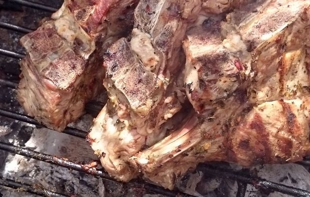 Χοιρινές μπριτζόλες στα κάρβουνα με μελιτζανοσαλάτα