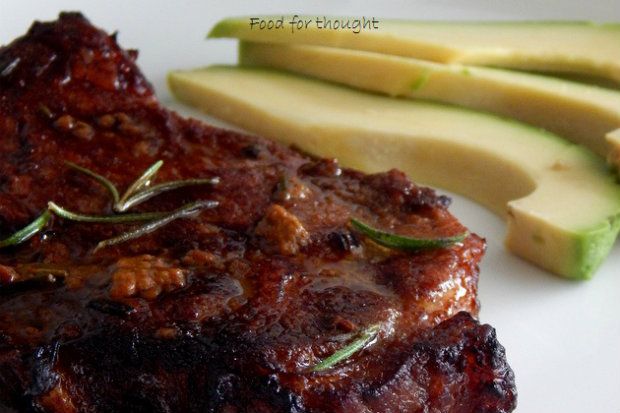 Χοιρινές μπριζόλες μαριναρισμένες με δενδρολίβανο, μουστάρδα και μπαλσάμικο