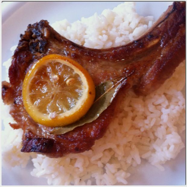 Χοιρινές μπριζόλες με δάφνη