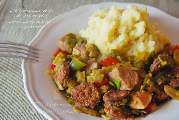 Χοιρινή τηγανιά με λουκάνικο και πράσο