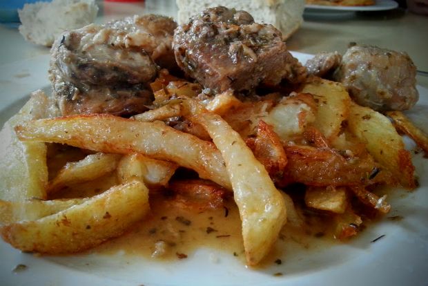 Χοιρινό ριγανάτο και πατάτες τηγανητές